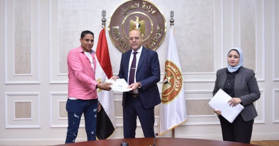 وزير العمل يُسلم عقود عمل للشباب فى الإمارات بعد اجتيازهم الاختبارات