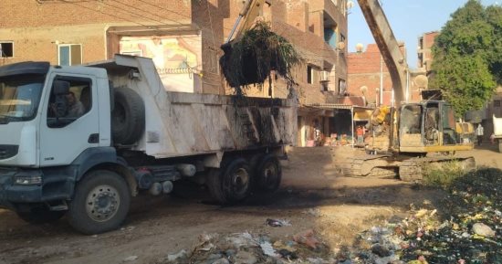 رفع نواتج تطهير المصارف بمركز منشأة القناطر فى الجيزة