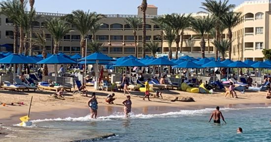 دفء الغردقة يستقطب سياح غرب أوروبا مع اقتراب فصل الشتاء