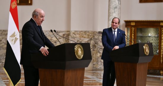 الرئيس الجزائرى من قصر الاتحادية: مصر حاملة لشعلة القومية العربية وعلاقاتنا معها وطيدة بنيت على أسس قوية في إطار نضال البلدين المشترك منذ 70 عامًا.. وموقفنا لم ولن يتغير تجاه إقامة دولة فلسطينية على حدود ١٩٦٧