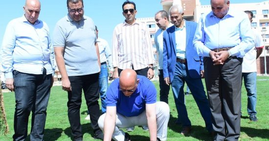رئيس جامعة سوهاج يشارك في زراعة 750 متر نجيل بكلية الهندسة.. صور