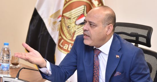 وزير العمل: العمالة المصرية مطلوبة عالميا.. نعد للتوسع فى الربط الإلكترونى مع الكويت وقطر والعراق.. تعاون مع التعليم لتدريب طلاب التعليم الفنى وتخريج عامل مؤهل.. وتوجيهات بسرعة إعداد دليل التصنيف المهنى
