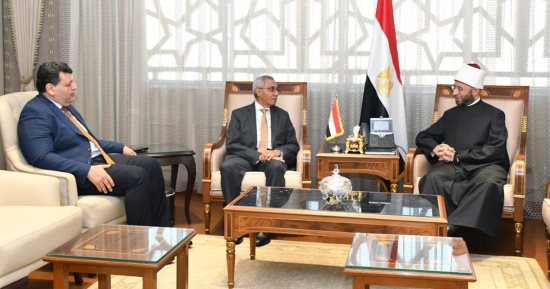 وزير الأوقاف يستقبل مساعد وزير الخارجية للعلاقات الثقافية لبحث التعاون