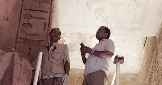 نقوش نادرة وألوان لم تتأثر بالتغيرات المناخية.. ترميم معابد أسوان تكشف أسرار الفراعنة