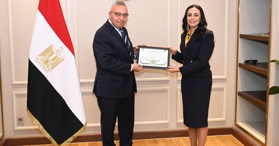 وزيرة التضامن تتسلم شهادة الهرم الأخضر لإنشاء أول حضانة صديقة للبيئة بسيوة.. صور