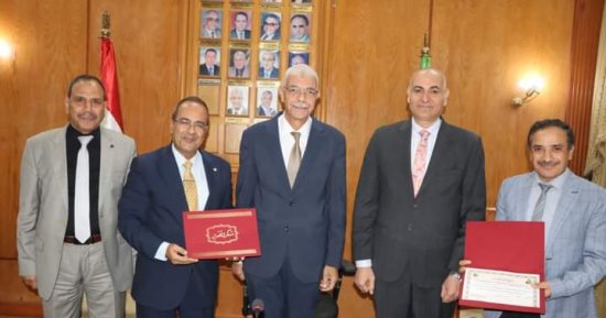 رئيس جامعة المنوفية يكرم الكليات الفائزة بالتميز البيئى