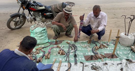 "سروجى الدواب".. حكاية بائع أدوات الزراعة بالدقهلية.. عم رفعت: أبيع كل شىء يلزم المزارع على مدار العام.. والمهنة باقية إلى قيام الساعة.. ويؤكد: الدواب مثلنا تحب الثقة بالنفس والتزين والنظافة.. صور