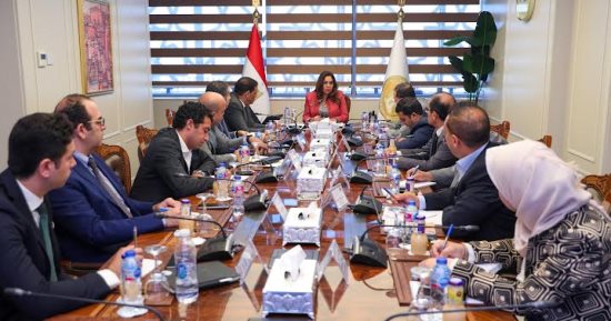 وزيرة التنمية المحلية توجه بتبسيط إجراءات تراخيص المحال العامة على المواطنين