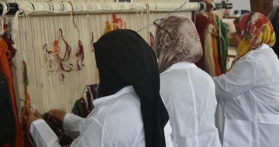 إحياء الصناعات التراثية.. مصنع الصوف التابع لمركز تنمية موارد مطروح يدرب الفتيات للحفاظ على الحرفة التراثية.. صناعة الكليم والسجاد الصوف توارثتها السيدات البدويات.. وتوافر الصوف لانتشار تربية الأغنام بالصحراء