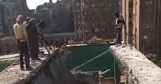 محافظة الجيزة تزيل مخالفات بناء غير متصالح عليها بعقارات فى حى العجوزة.. فيديو