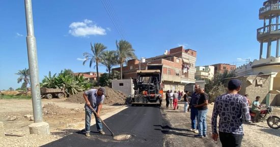 نائب محافظ دمياط تتابع أعمال الطرق المنفذة ضمن "حياة كريمة" بكفر سعد  