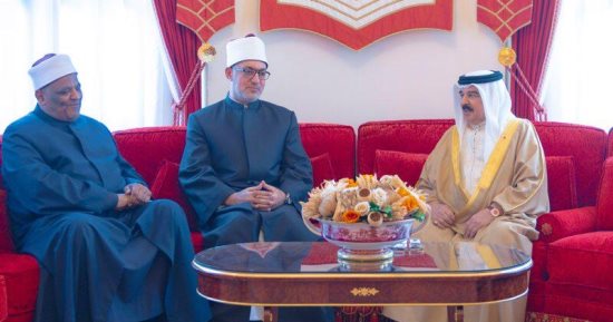 ملك البحرين يستقبل مفتي الجمهورية في قصر الصخير بالعاصمة المنامة