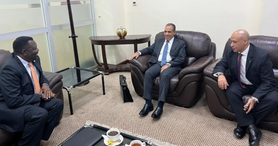 وزير الخارجية والهجرة يصل إلى أوغندا