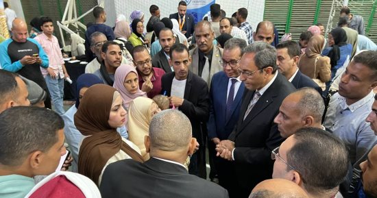 يوفر 2000 فرصة عمل.. محافظ قنا يفتتح الملتقي التوظيفى بالصالة المغطاة  
