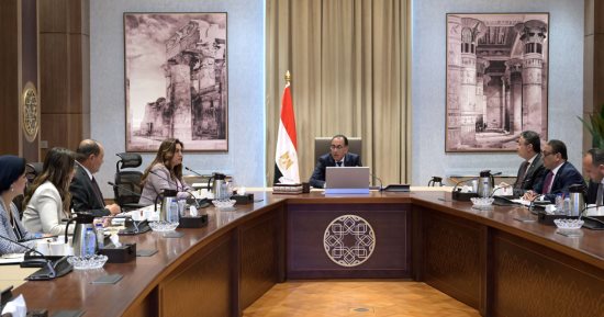رئيس الوزراء يُتابع جهود توافر السلع وضبط الأسواق.. إجراءات حكومية لزيادة المعروض من السلع وتحقيق التوازن فى الأسعار.. ويوجه بسرعة الاجتماع مع أصحاب المزارع المُتوقفة عن إنتاج بيض المائدة لبحث وحل مُشكلاتهم