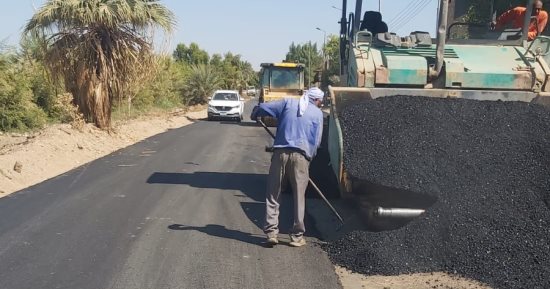 حياة كريمة.. بدء رصف طريق كوم أمبو نصر النوبة فى أسوان "صور"