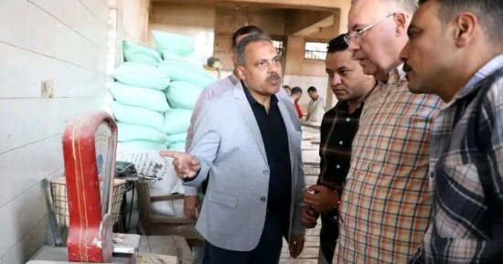 محافظ الشرقية يفاجئ مخابز القنايات للاطمئنان على الجودة