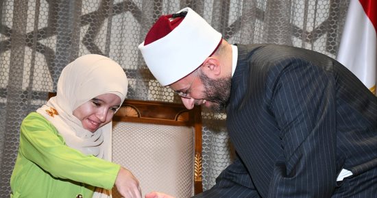 وزير الأوقاف يرسم البسمة على وجه طفلة موهوبة ويؤكد: ندعم المواهب المبدعة