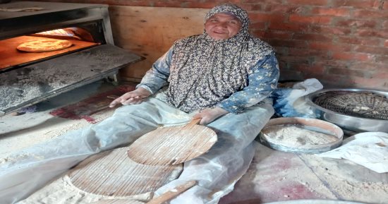 أحلى عيش مصرى من إيد الست سمية فاتحة مشروع بمنزلها بالشرقية