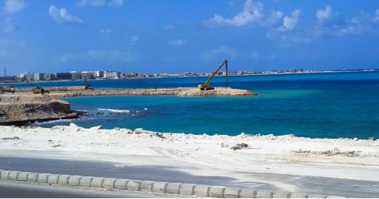 استمرار أعمال المرحلة الأولى من تطوير كورنيش مطروح وتوسعة الطريق والممشى