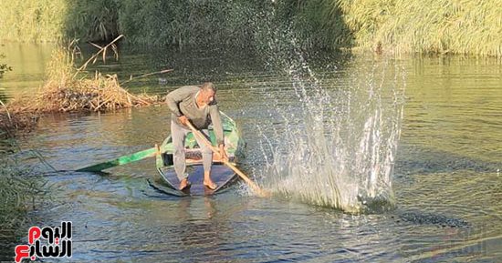 "اليوم السابع" يرافق عم سراج في مركبه الصغير خلال صيد السمك.. ابن الأقصر يؤكد: بدأت من 40 سنة في نهر النيل وبحيرة ناصر.. أصطاد حوالي 150 سمكة يوميا بلطي وبياض وقرموط.. وأبيعه للجيران والتجار وأوفر الرزق لعائلتي