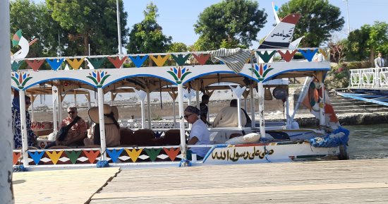 السياح من كل أنحاء العالم عايشين ملوك في المراكب النيلية والفنادق العائمة بالأقصر وأسوان.. رواج سياحى كبير في حركة المراكب النيلية مع تحسن حالة الطقس.. ورحلات ممتعة في النيل والجولة بالمأكولات والمشروبات.. صور