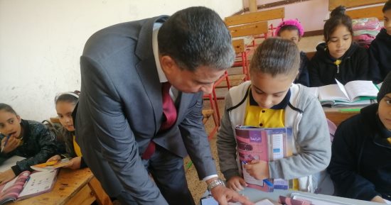 مدير تعليم الجيزة يواصل جولاته المفاجئة ويكلف بإرسال إنذارات لأولياء الأمور 