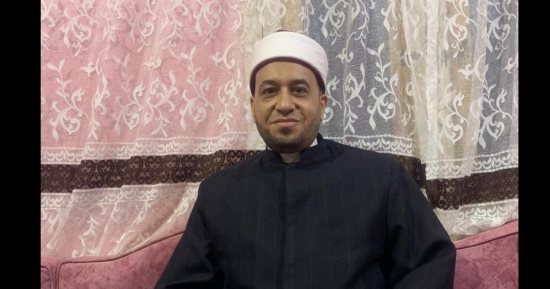 الإمام المثالى.. وزير الأوقاف يشيد بإمام رد ربع مليون جنيه حولت لحسابه بالخطأ