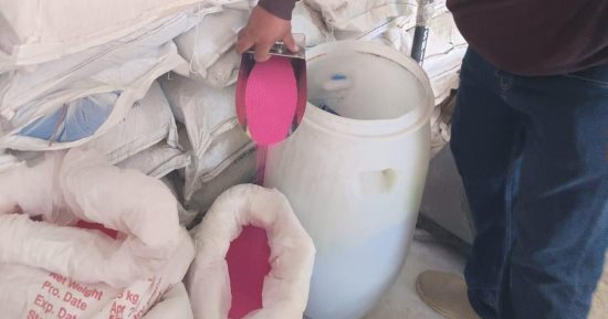ضبط مصنع لتعبئة مساحيق غسيل مغشوشة مجهولة المصدر فى الجيزة