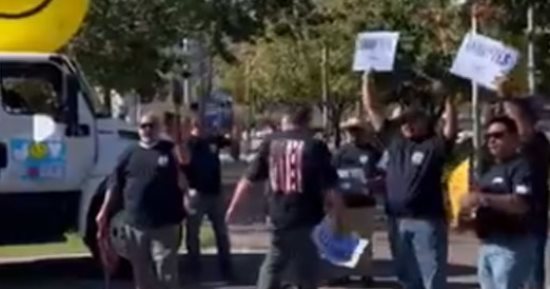 انتخابات أمريكا.. أنصار هاريس يرقصون خارج مركز اقتراع في فينيكس.. فيديو