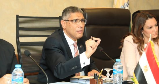 محافظ الجيزة يكلف بتخصيص شباك لاستخراج رخص المحال العامة بالمراكز التكنولوجية