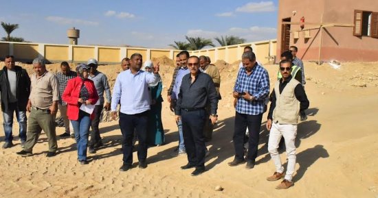 محافظ أسيوط يتفقد إنشاء السوق الحضرى بقرية الكوم الأحمر بالبدارى 