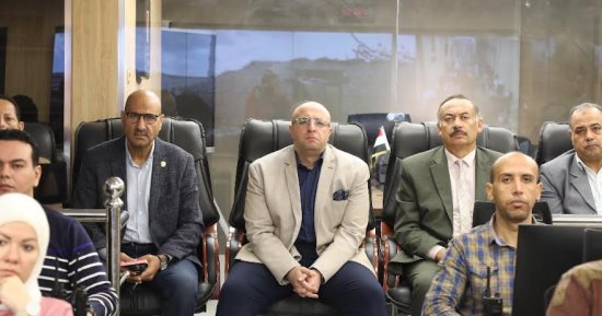 محافظ بنى سويف يتابع من مركز السيطرة سير العمل فى حملات إزالة التعديات
