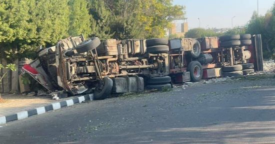 إصابة سائق فى حادث اصطدام سيارة نقل ثقيل بسور فيلا بمنطقة التجمع