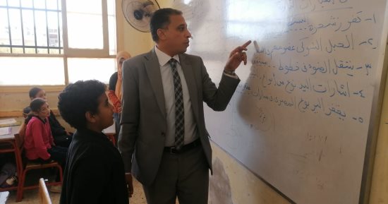 خلال جولة مفاجئة.. مدير تعليم الجيزة يستبعد مدير مدرسة لتقصيره فى العمل