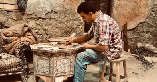 فنانو الخشب بالدرب الأحمر يبدعون فى صناعة قطع فنية من الصدف والأرابيسك.. صبرى صابر نجار عربى: أنفذ من التصميم الواحد قطعتين وأجمل القطع المأخوذة عن العصر المملوكى.. وسيد فؤاد صدفجى: أعمالى تسافر المغرب