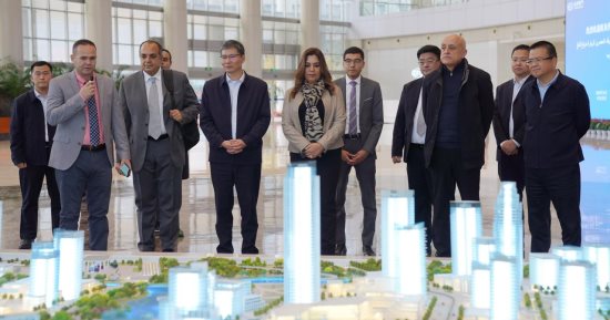 وزيرة التنمية المحلية ومحافظ الأقصر يزوران عددا من الشركات الصينية.. صور