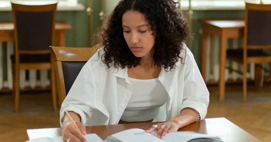 سنة أولى جامعة وقبل الميد تيرم.. حيل سهلة لتحصيل المواد الدراسية والمراجعة