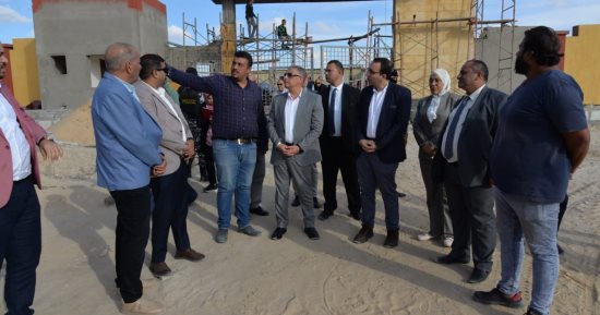 محافظ الإسماعيلية يختتم جولته بالقنطرة شرق بتفقد محطة المعالجة بقرية التقدم