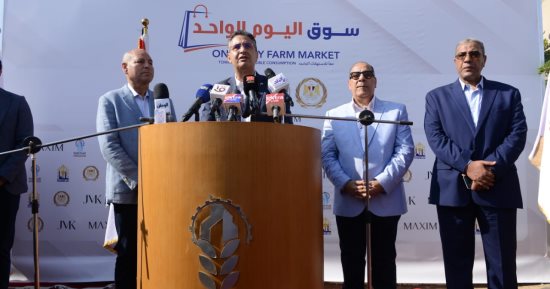 وزير التموين ومحافظ القاهرة يفتتحان أسواق اليوم الواحد بتخفيضات تصل 50%.. صور