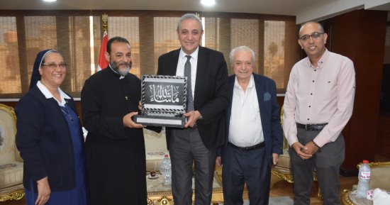 وفد الكنيسة الكاثوليكية يهدى محافظ الغربية مصحفا بلقاء يجسد الوحدة الوطنية