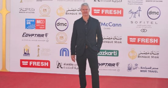 المخرج العالمى نيل بيرجر يشكر حضور فيلم Inheritance قبل بدء عرضه بالقاهرة السينمائي