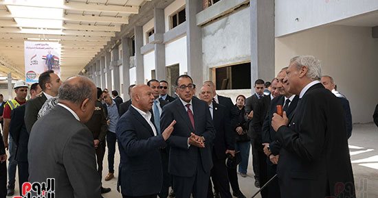 رئيس الوزراء: الدولة لا تفرط فى قلاعها الصناعية.. صور