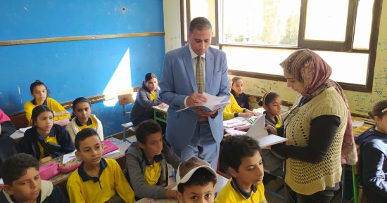  مدير تعليم الجيزة يتفقد انتظام العملية التعليمية بعدة مدارس بإدارة حدائق أكتوبر