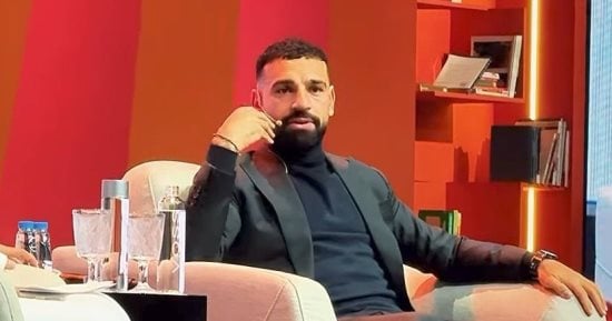 “يا ابني بس أنا جاي أتكلم كلمتين”.. محمد صلاح يداعب أحد المعجبين