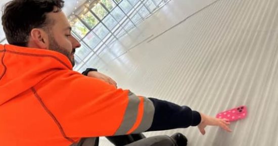 آيفون عالق تحت الجليد يصبح مزار جذب فى حلبة التزلج على الجليد