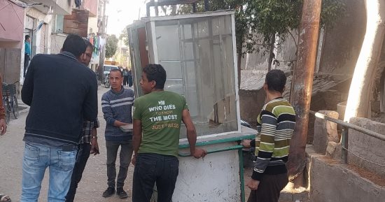 رفع الإشغالات والتعديات على حرم الطريق بمنطقة السادات فى أسيوط