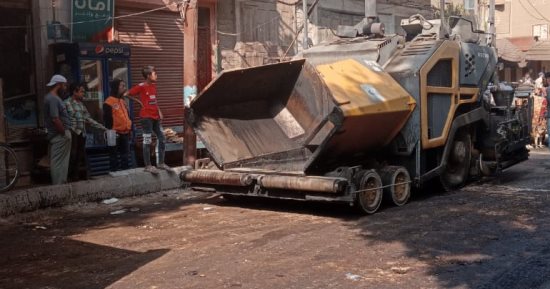 رصف شوارع منطقتى الشيخ منصور وقبلى البلد بمدينة أبو تيج فى أسيوط