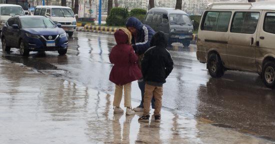 4 فوائد صحية ونفسية للمشى تحت المطر بشروط 4 فوائد صحية ونفسية للمشى تحت المطر بشروط