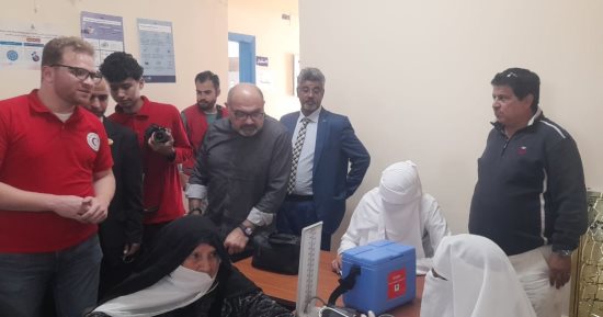 وكيل صحة شمال سيناء ووفد من اليونيسيف والهلال الأحمر يتابعون القافلة الطبية بقرية الظهير